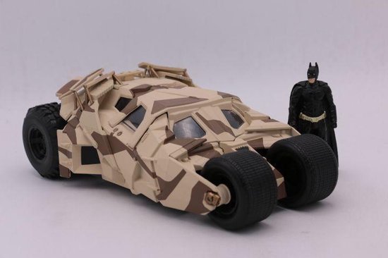 Camouflage Batmobile met Batman-figuur ernaast.