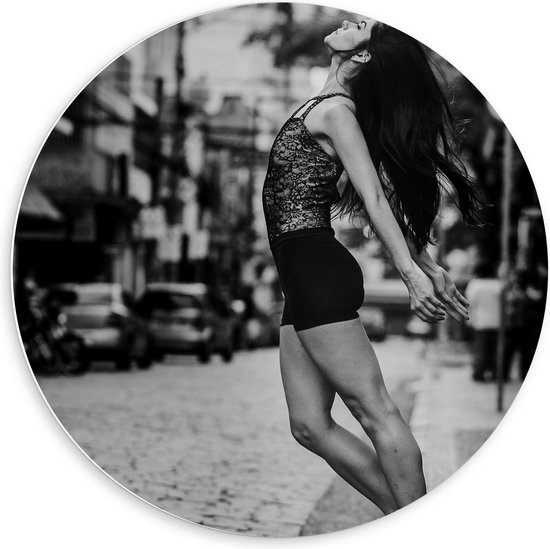 Forex Wandcirkel - Dansende Vrouw (zwart/wit) - 60x60cm Foto op Wandcirkel (met ophangsysteem)