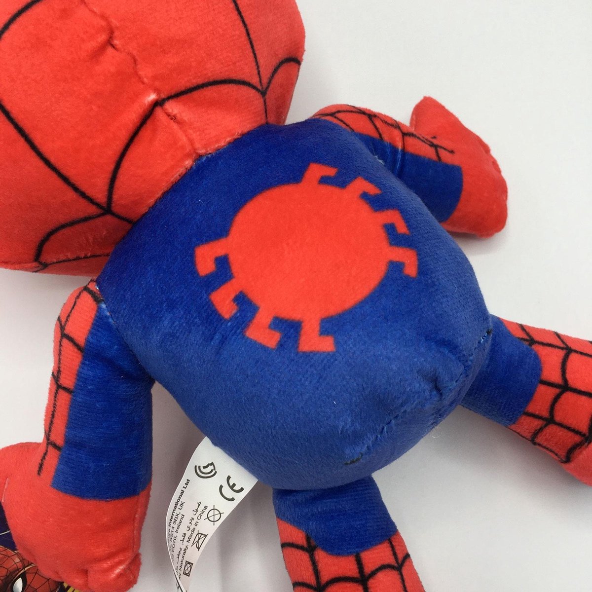 Peluche Spiderman tir noir / rouge 33cm