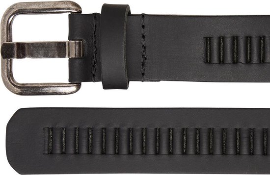 Zwarte leren riem met zilverkleurige gesp en verticale perforaties over de gehele lengte.