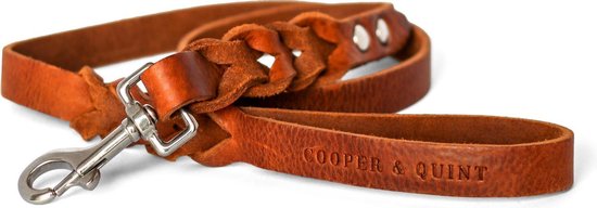 Bruine, gevlochten hondenriem met lus en 'COOPER & QUINT' opdruk.