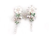 Model Flowers ans Pearls zilveren oorringen gezet met bloemen en cubic zirconia