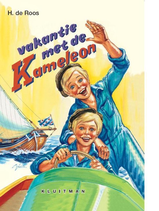 Vakantie met de Kameleon. Twee jongens in blauwe overalls zwaaien. Een zeilboot vaart op de achtergrond.