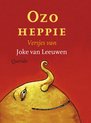 Omslag van 'Ozo Heppie' met gouden tekst op rode achtergrond, en een deel van een gele illustratie van een hoofd met een slurf en oor.