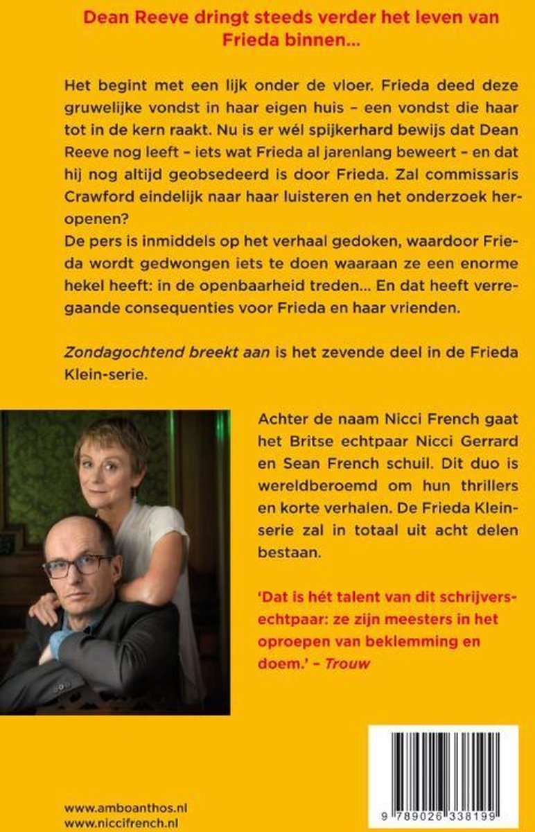 Twee personen kijken naar de camera. De man draagt een bril, de vrouw heeft kort blond haar.