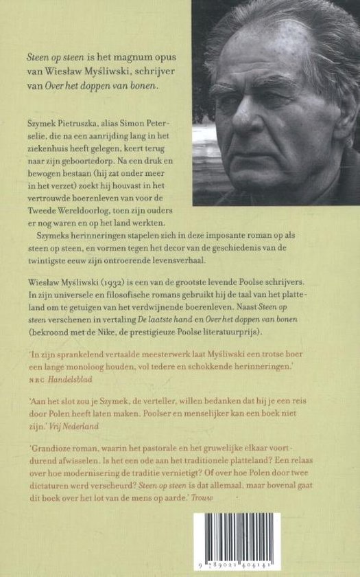 Achterkant van het boek 'Steen op steen'. Portret van Wiesław Myśliwski rechtsboven, tekst links.