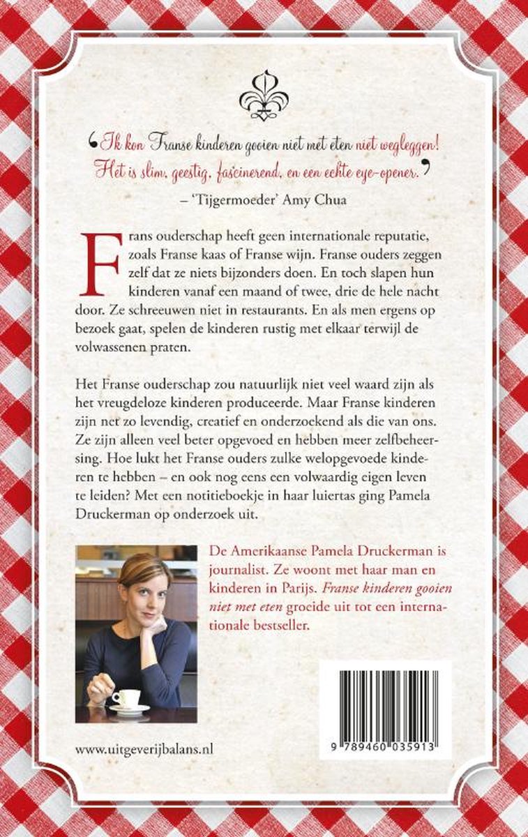 Achterkant boek met rode ruiten patroon. Bevat een foto van Pamela Druckerman en tekst over het boek.