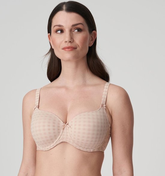 Model in een nude voorgevormde beugel bh met ruitjespatroon, kant aan de zijkant en strikje middenvoor.