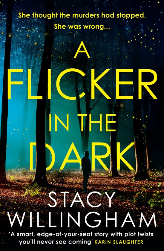 Boekomslag: 'A Flicker in the Dark' door Stacy Willingham. Silhouet van een persoon in een donker bos.