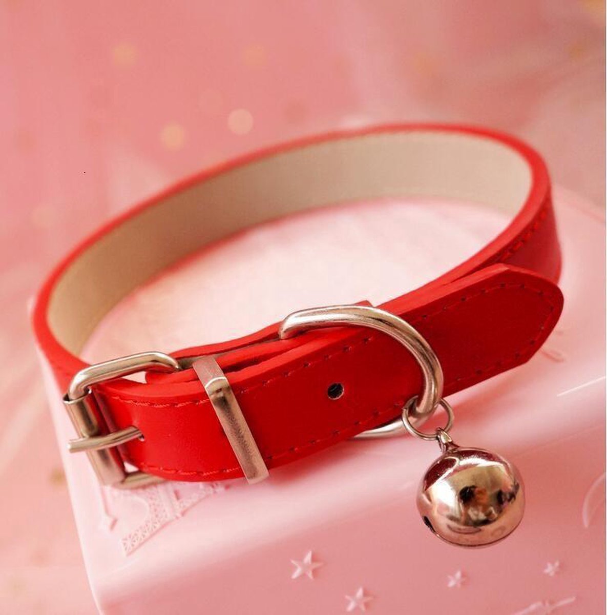 Goedkoopste Finnacle - Verleidelijke Klinknagel Choker - Rood - Metaal en Lederen Kraag met Bel - Perfect voor BDSM en Bondage Spelletjes!
