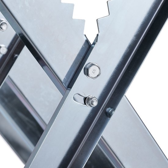 Gedetailleerde close-up van de metalen constructie van een zaagbok met bouten.