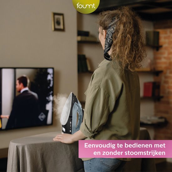 Vrouw strijkt kleding op een strijkplank, met een stoomstrijkijzer.