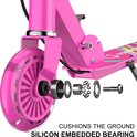 Close-up van het wielmechanisme van de roze kinderstep, met siliconen ingebedde lagers.