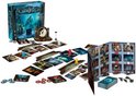 Mysterium bordspel componenten: spelbord, kaarten, klok en pionnen op een witte achtergrond.