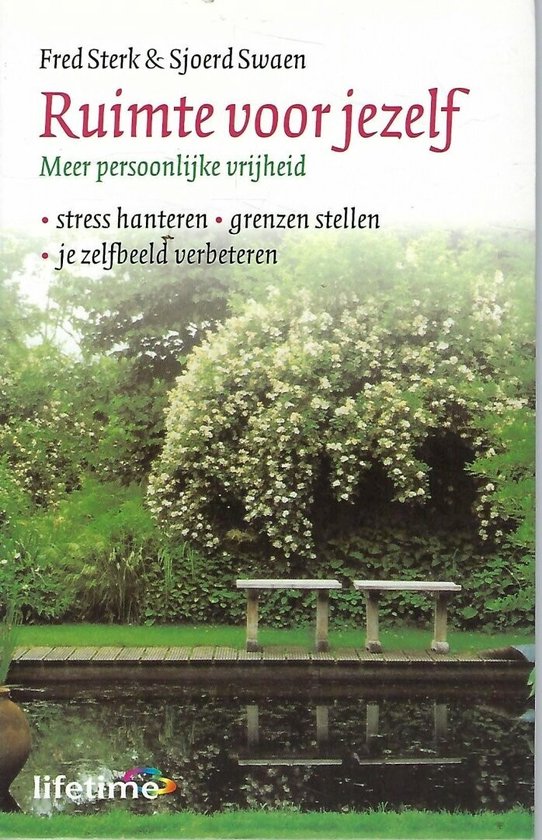 Boek "Ruimte voor jezelf" met de ondertitel "Meer persoonlijke vrijheid". Lijst met bulletpoints: stress hanteren, grenzen stellen, je zelfbeeld verbeteren. Een serene tuin met waterpartij en bloeiende struiken.