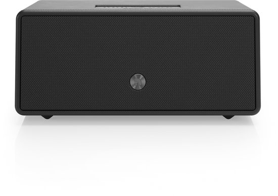 Zwarte Audio Pro Drumfire D-2 speaker, op zwarte achtergrond, van voren gezien.