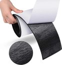 Hand trekt witte beschermfolie van zwart schuimrubber strip. Detailfoto van textuur.