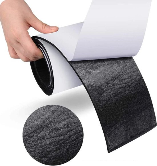 Hand trekt witte beschermfolie van zwart schuimrubber strip. Detailfoto van textuur.