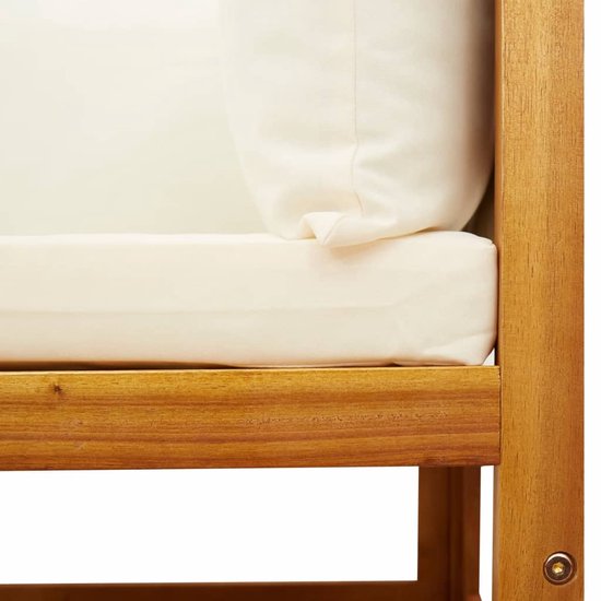 Houten frame met crème kussens.