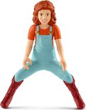 Meisje met rood haar, oranje shirt en blauwe tuinbroek, rode laarzen.
