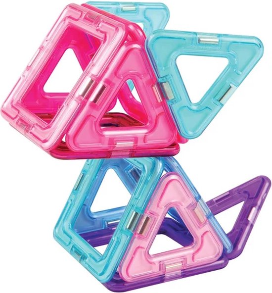 Twee torens van roze, paarse en blauwe Magformers driehoeken en vierkanten.