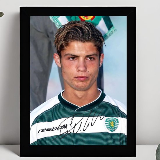 Cristiano Ronaldo CR7 Ingelijste Handtekening – 15 x 10cm In Klassiek Zwart Frame – Gedrukte handtekening – Real Madrid - Juventus - Football Legend - Voetbal - Manchester United FC - Al Nassr - Portugal