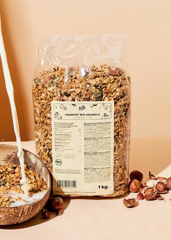 Grote zak knapperige biologische granola met noten en zaden, met melk die erin wordt gegoten.