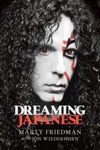 Boekomslag: Marty Friedman met zwart-wit gezichtsmake-up, krullend zwart haar en de titel 'Dreaming Japanese'.