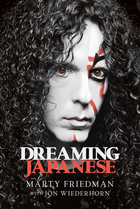 Boekomslag: Marty Friedman met zwart-wit gezichtsmake-up, krullend zwart haar en de titel 'Dreaming Japanese'.