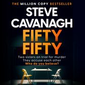 Boekomslag met de titel "Fifty Fifty" door Steve Cavanagh. Twee zussen beschuldigen elkaar van moord. Twee stoelen aan een tafel in een donkere kamer.