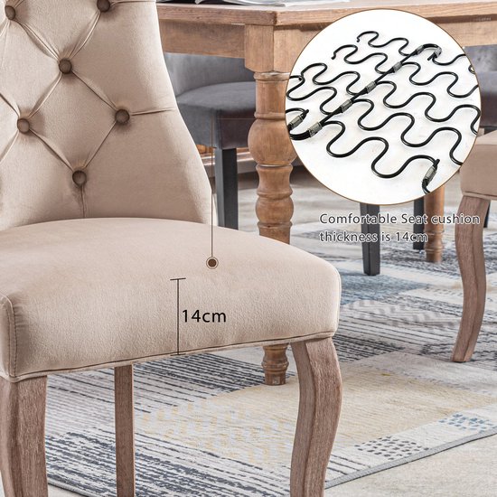 Dichtbij van een beige fluwelen eetkamerstoel. Zitkussen is 14cm dik met een verende onderkant.