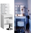 Collage van witte kaptafels met LED-verlichting, spiegel en kruk in verschillende opstellingen.
