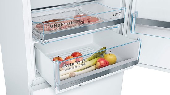 Twee 'VitaFresh' lades in de koelkast, één met vis en vlees, de andere met groenten en fruit.
