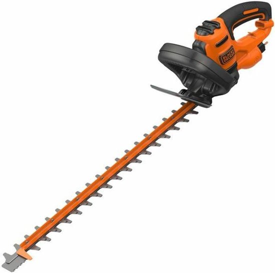 Oranje en zwarte BLACK+DECKER heggenschaar met lange messen.