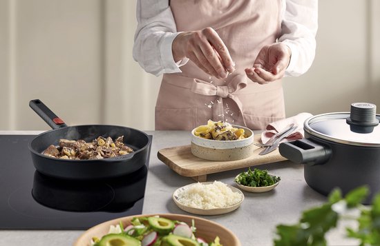 Woll Iron Grillpan Vierkant Met Groeven, Incl. Steakpers Met Siliconen Handgrepen Inductief 28 X 28 Cm 45 Cm Hoog Geschikt Voor Alle Warmtebronnen Gietijzer Ovenvast Tot 250 Blauw