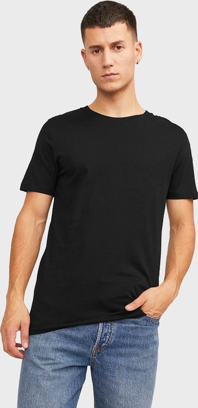 Man met zwart T-shirt en spijkerbroek.