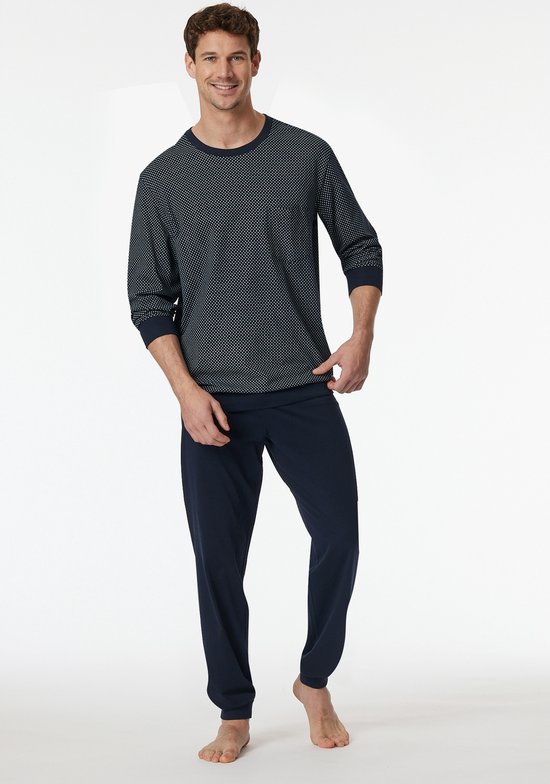 Man in een donkerblauw pyjamaset met ruitpatroon, lange mouwen.