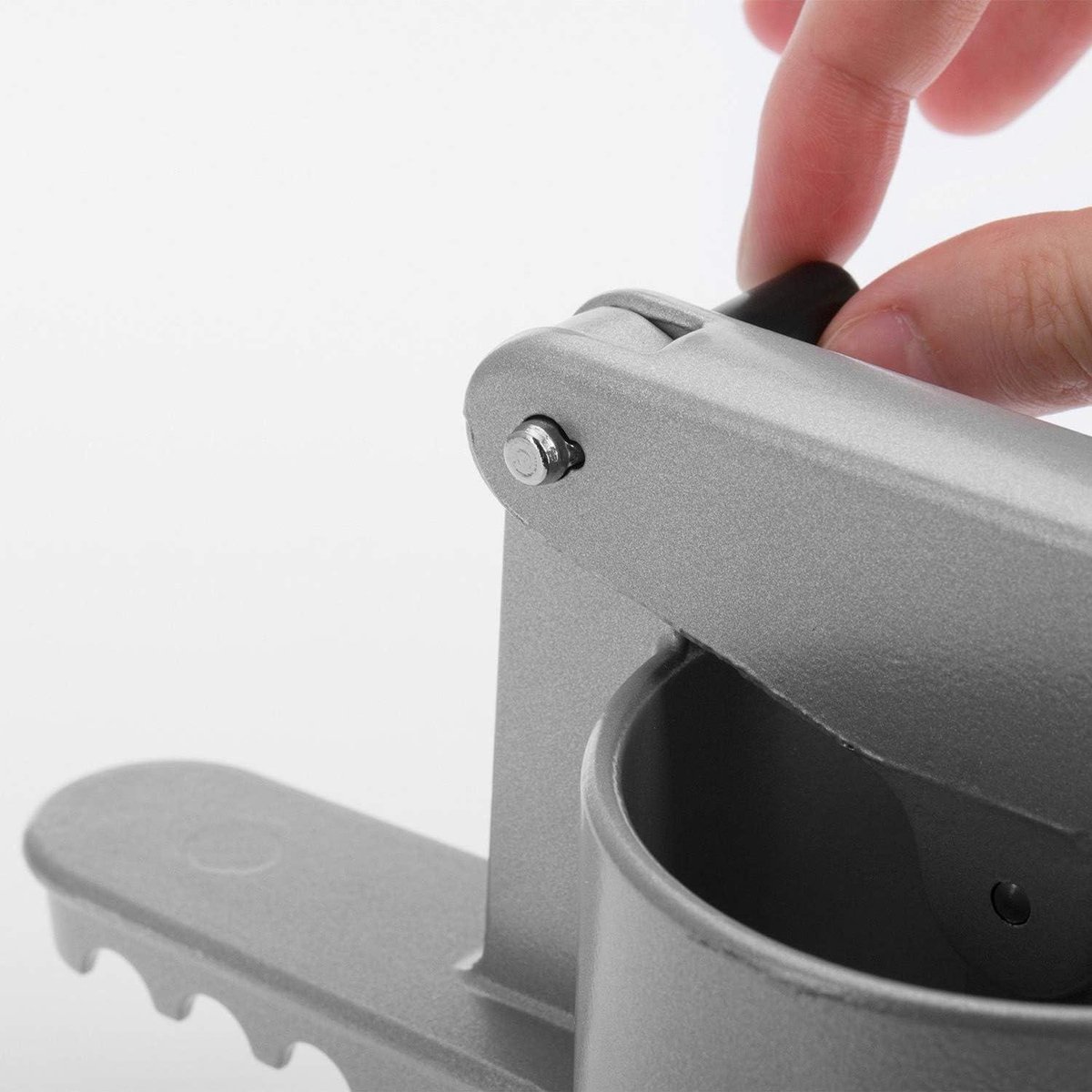 Mooi gevormde klassieke spätzlepers, gemaakt van aluminium met speciale voedselveilige coating, met langwerpige perforaties, voor het maken van spätzle, aardappelpuree, spaghetti-ijs of vruchtensappen