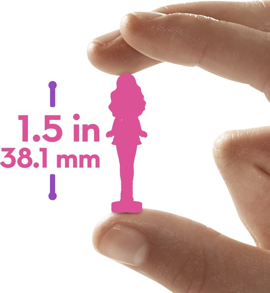 Een roze Barbie miniatuurpop, 38,1 mm hoog, wordt tussen duim en wijsvinger gehouden.