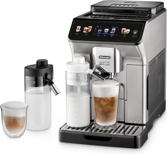 De'Longhi Eletta Explore volautomatische espressomachine met melkopschuimer en een glas ijskoffie.