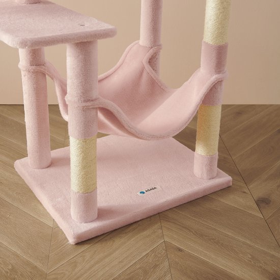 Roze kattenkrabpaal met hangmat en sisalpalen op een houten vloer.