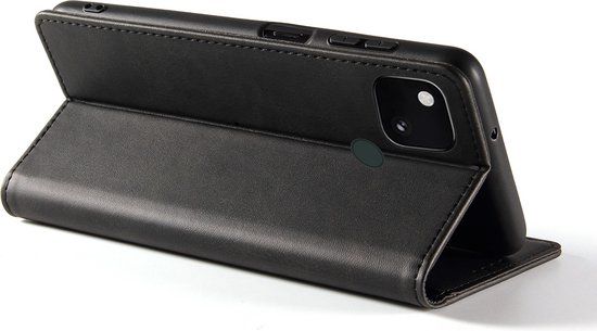 Zwart kunstleren telefoonhoesje met telefoon, in de standaardmodus.