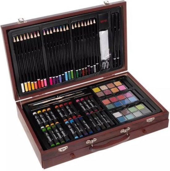 Houten koffer met kunstbenodigdheden: potloden, pastels, aquarelverf, penselen en meer.