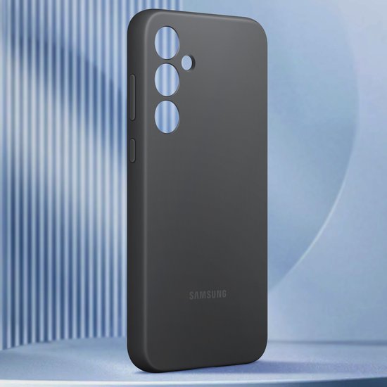 Zwarte Samsung siliconen hoes op een abstracte achtergrond met verticale lijnen.