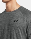 Gedetailleerde voorkant van een grijs sportshirt met fijne horizontale strepen en zwart Under Armour logo.