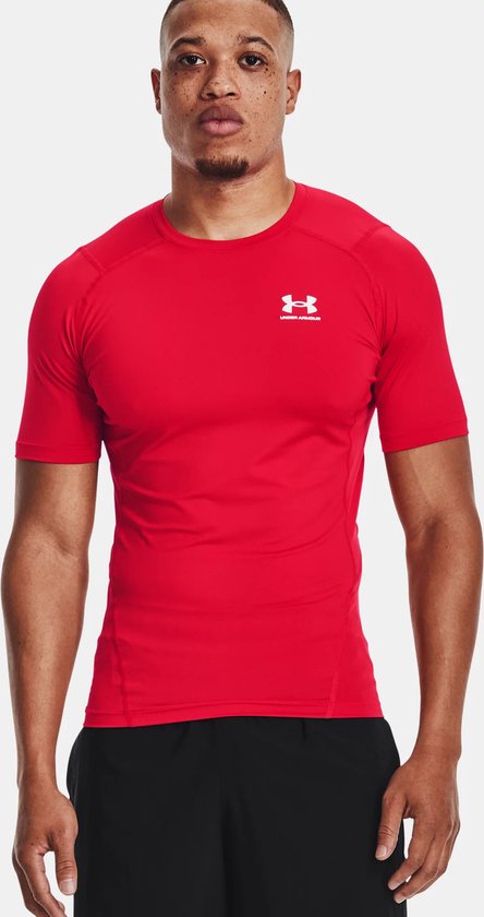Man met rood sportshirt van Under Armour, korte mouwen, logo op borst.