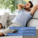 Man met gesloten ogen en handen achter zijn hoofd, ontspannen op een bank. Tekst: 'Snelle en effectieve inhalatie bij verkoudheid, astma en aandoeningen van de luchtwegen'.
