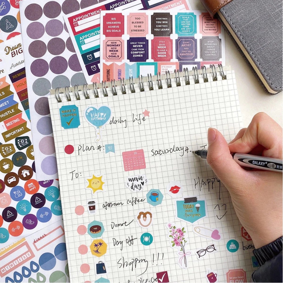 Planner Stickers Boek – 1748 Stickers voor Bullet Journal, Agenda & Kalender – 31 Vellen met Datums, Trackers, Quotes en Symbolen — afbeelding 2