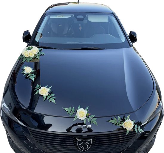 Zwarte Peugeot 308 met gele rozen en groene bladeren op de motorkap.
