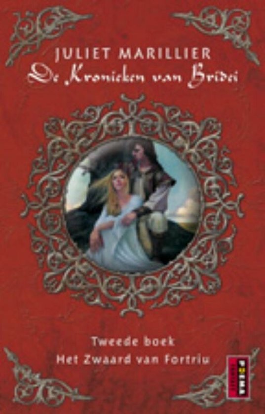Boekcover met de titel 'JULIET MARILLIER De Kronieken van Bridei - Het Zwaard van Fortriu'. Rode achtergrond met sierlijke ornamenten. In het midden een rond portret van een blonde vrouw in wit en een man in harnas, staand naast een paard.